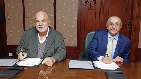 عقد تصنيع فندق عائم