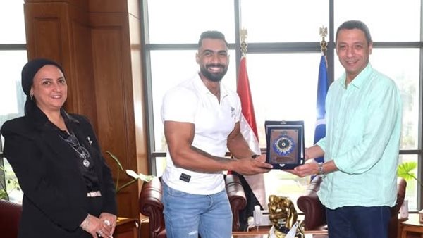 محافظ السويس يكرم