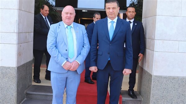 وزير الزراعة يبحث