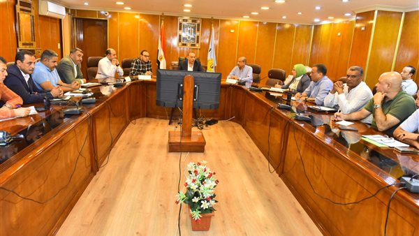 محافظ اسيوط في اجتماع