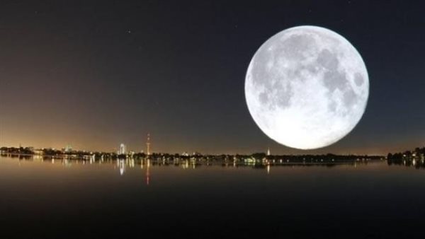 القمر العملاق