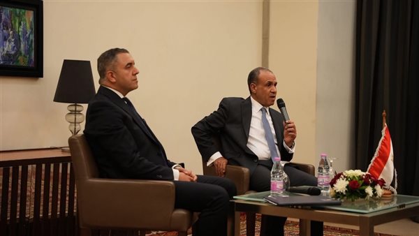 وزير الخارجية يلتقي