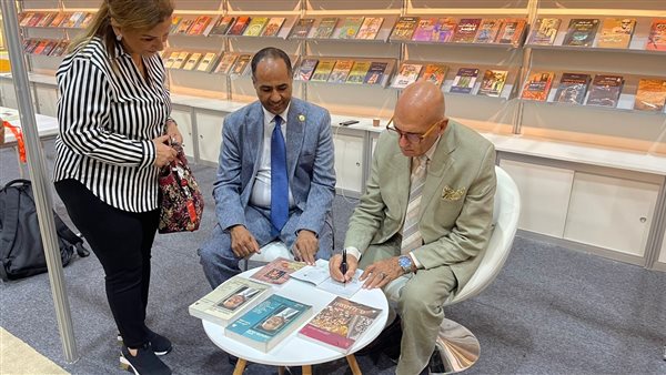 توقيع أعمال الكاتب