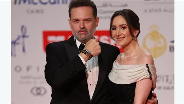 محمد محمود عبد العزيز يطلب الدعاء لزوجته بعد تدهور حالتها الصحية إثر ولادة صعبة