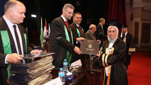 الطالبة بسمة الحسيني