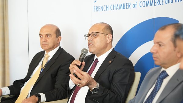 وزير العمل في اجتماع