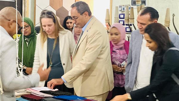 محافظ قنا في جولة