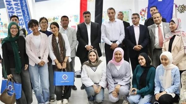 محافظ السويس يكرم