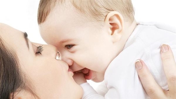 مخاطر تقبيل الاطفال