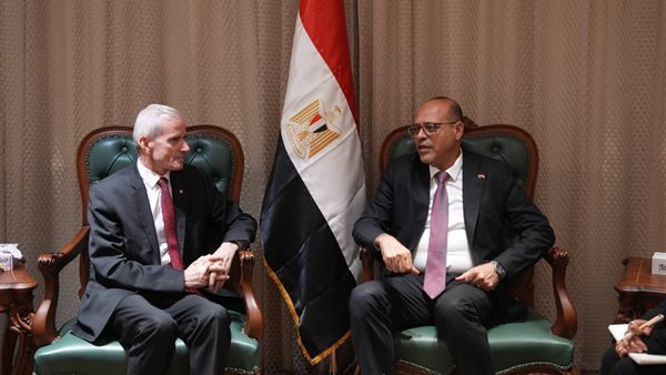 وزير العمل و سفير