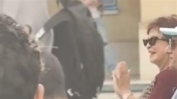 حسين فهمي يستقبل لبلبة في ندوة تكريم محمد عبدالعزيز بمهرجان القاهرة السينمائي