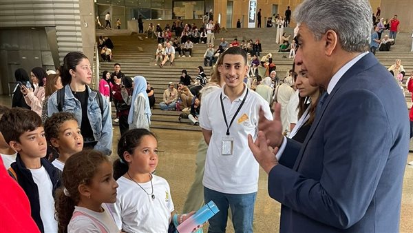 وزير السياحة  والآثار،