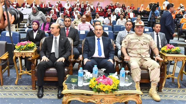 محافظ اسيوط في جامعة