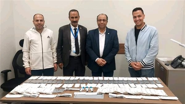 رجال الجمارك بمطار