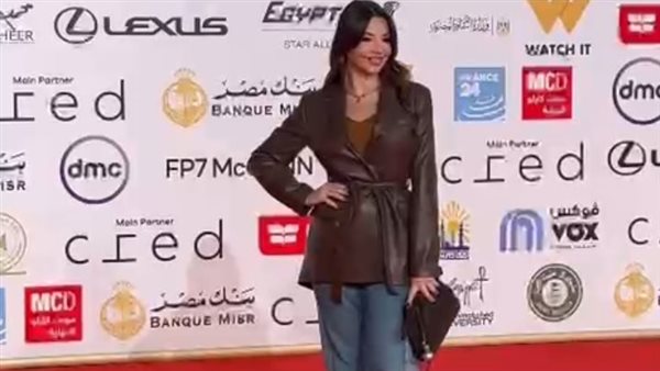 جوهرة تخطف الأنظار بإطلالة كاجوال ساحرة على السجادة الحمراء لمهرجان القاهرة السينمائي