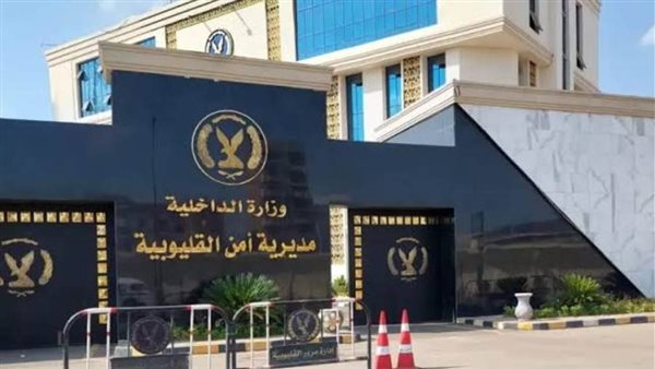 سائق ميني باص يفر بعد تحطيم كشك في شبرا الخيمة