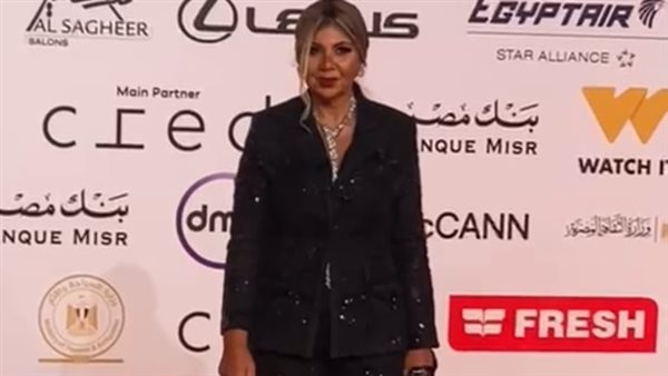 بوسي شلبي تتألق ببدلة سوداء على السجادة الحمراء لمهرجان القاهرة السينمائي