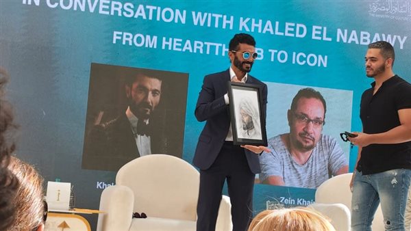 إهداء برواز صورة الإمام الشافعي للفنان خالد النبوي في مهرجان القاهرة السينمائي الـ46