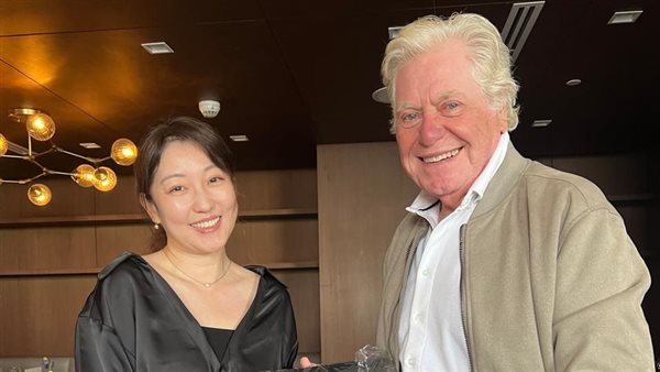 حسين فهمي يستقبل وفد قناة CGTN الصينية في مهرجان القاهرة السينمائي ويهديهم هدايا تذكارية