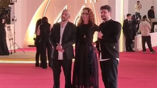 أبطال الفيلم الإسباني يتألقون على السجادة الحمراء بمهرجان القاهرة السينمائي