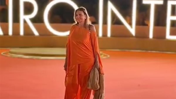 يسرا تتألق على الريد كاربت في مهرجان القاهرة السينمائي بفيلم المهاجر