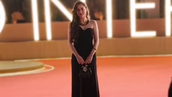 سارة نور تتألق بفستان أسود في مهرجان القاهرة السينمائي الدولي