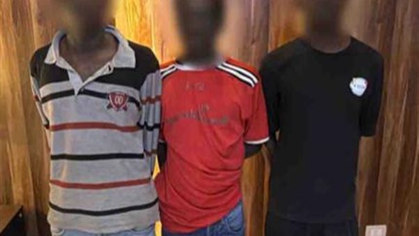 ضبط 3 متهمين استولوا على هاتف وسماعة طالب أجنبي في القاهرة
