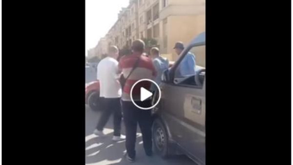 الأمن بالجيزة يضبط طرفي مشاجرة بين قائدي سيارتين بعد خلاف على أولوية المرور