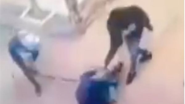 عاطلان يعتديان على والد فتاة بسلاح أبيض في البحيرة