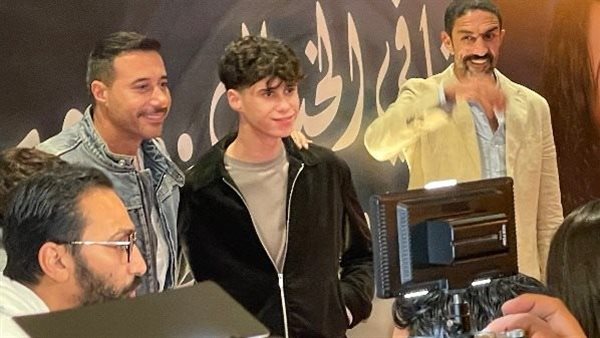 أحمد السعدني يحتفل بعرض "ولنا في الخيال حب" برفقة نجليه في مول السادس من أكتوبر