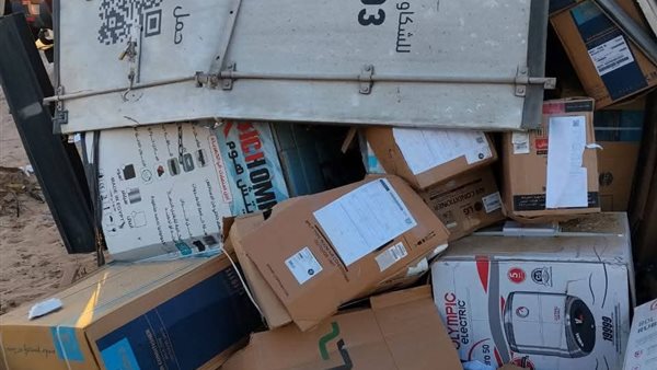 إصابة شخصين في انقلاب سيارة نقل بالأجهزة الكهربائية بقنا