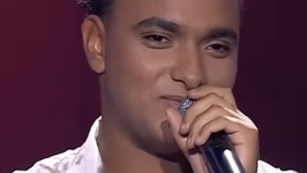 حفيد محمد فوزي يلفت الأنظار في The Voice ويثير ضجة على السوشيال ميديا