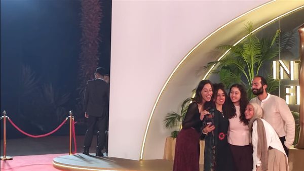 أبطال فيلم "تاني يوم" يتألقون على الريد كاربت في مهرجان القاهرة السينمائي الـ 46