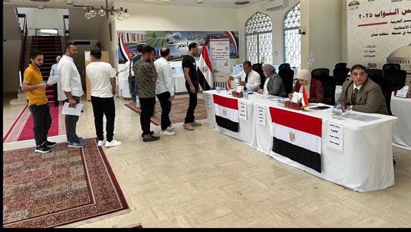 توافد المصريين على