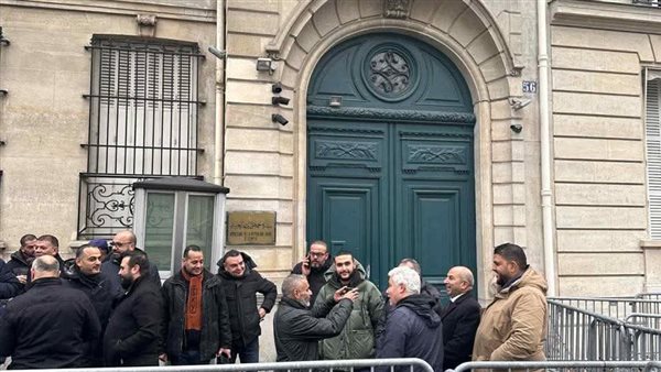 اصطفاف أبناء الجالية