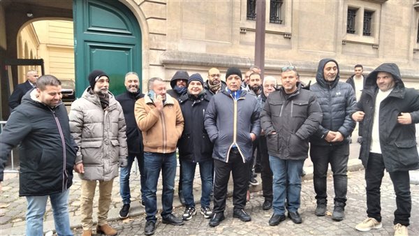 السفير التقط معهم