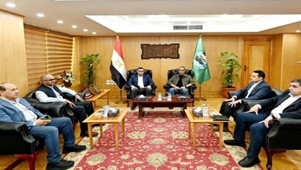 وزير الإسكان ومحافظ