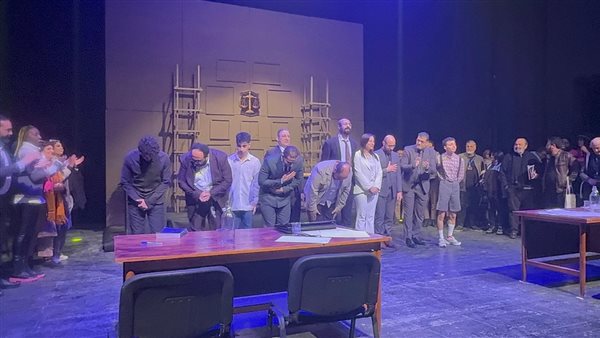 مسرحية سقوط حر