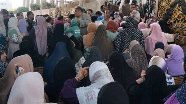 حضور كثيف لسيدات