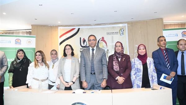 محافظ قنا يشارك في