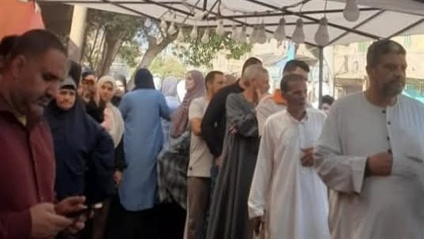 توافد الناخبين بمدرسة