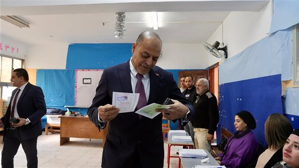 وزير العمل يدلي بصوته