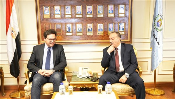 محافظ أسيوط يستقبل