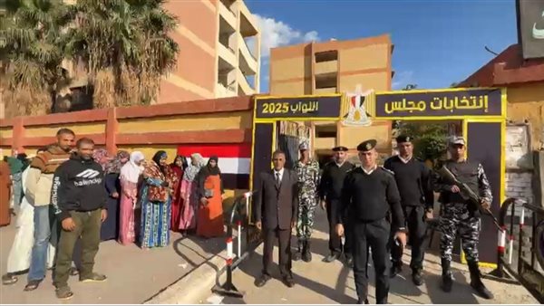  توافد الناخبين بمدرسة