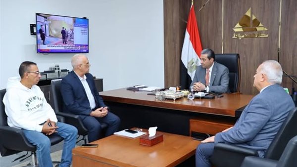 محافظ دمياط يناقش