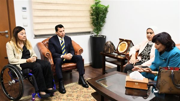 وزير الشباب يعقد