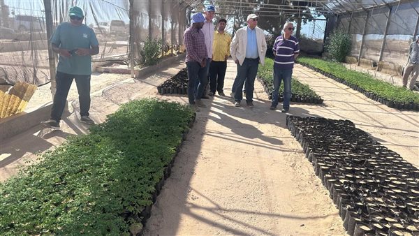 وزير الزراعة يستعرض