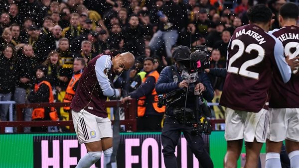 لحظة اصابة لاعب أستون