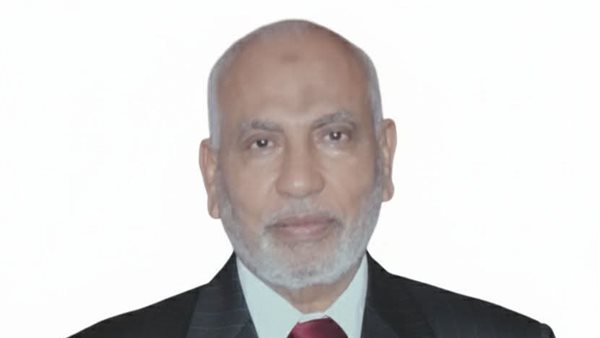 العميد الأسبق لكلية