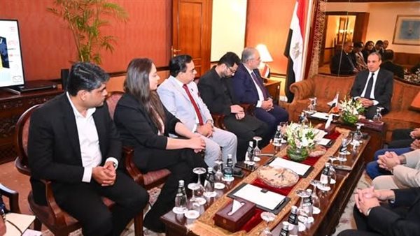 وزير الخارجية يلتقي